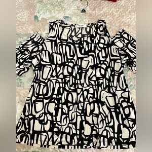Jones Studio Woman’s 2x Black and White Top with open shoulders